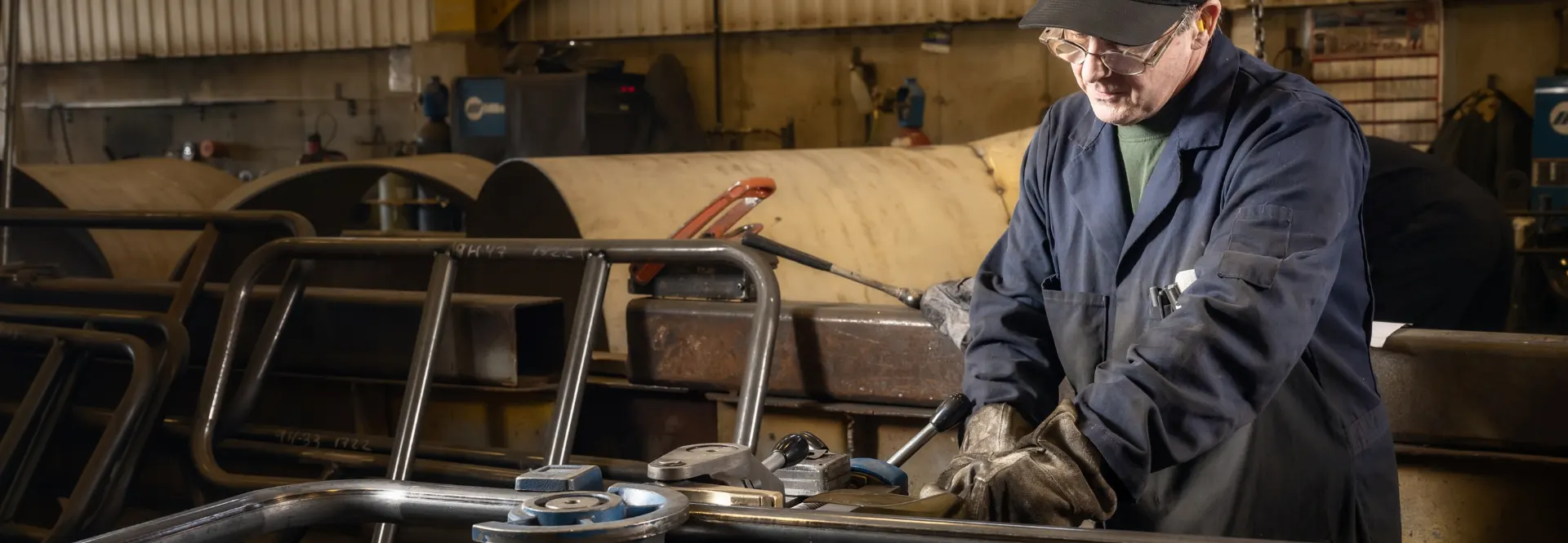 Travail coordonné dans un atelier de fabrication de structures d’acier
