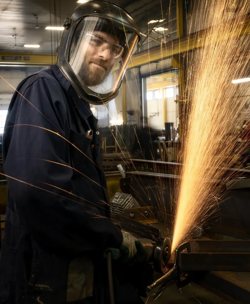 Travailleur équipé pour une intervention en milieu industriel